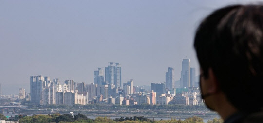 서울 성동구 응봉산에서 바라본 강남구 청담동 일대 아파트 단지의 모습. <연합뉴스>